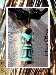 TIKI Collection / Collier TIKI Tahitien Raihere Force H:2.3cm / Pendentif OR 750/1000 (0,52g) Turquoise / Coton Noir (Photos Contractuelles)