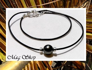 Gambiers Collection / Collier Perle Ronde de Tahiti 12.30mm/C Reflets Gris Foncés / Intercalaires Argent 925 (0.44g) / Cordon Cuir (photos non contractuelles)