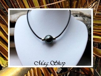 Gambiers Collection / Collier Perle Ronde de Tahiti 11.85mm/C Reflets Verts Foncés / Intercalaires Argent 925 (0.44g) / Collier Cuir (photos non contractuelles)