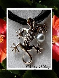 Keishis Collection - Collier Margouillat Gecko Marquisien H:2.8cm / Argent Rhodié 925 (3.20g) / Keishi Baroque de Tahiti Taille 6mm/A Gris/Bleus Foncés / Cordons Noirs (photos non contractuelles)