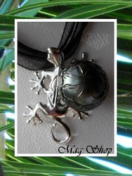 Silver sea Collection / Collier Margouillat Gecko Frangipanier / Pendentif Argent Rhodié 925 (3.20g) Perle Drop de Tahiti Gravée 11.60mm/C+ Gris / Cordons Noirs / (photos non contractuelles)