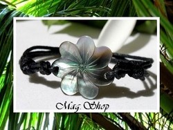 Marquises Collection / Bracelet Ha'amoe Fleur de Tiaré Nacre de TAHITI 2.5cm Reflets Foncés Colorés / Taille Réglable Coton Noir (photos non contractuelles)