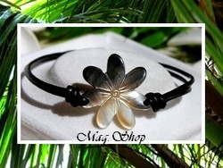 Marquises Collection / Bracelet Ha'amoe Fleur de Tiaré Nacre de Tahiti 2.3cm Ocres / Taille Réglable Coton Noir (photos non contractuelles)