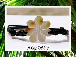 Marquises Collection / Bracelet Ha'amoe Fleur de Tiaré / Nacre de Tahiti  3.2cm Reflets Blancs/Ambrés / Réglable Coton Noir (photos non contractuelles)