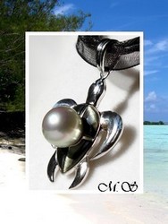 Silver Sea Collection / Collier Tortue Haapiti / Pendentif Argent Rhodié 925 / 4 Nacres & Perle Drop de Tahiti 9.95mm/C+ Reflets Blancs / Cordons Noirs (photos non contractuelles)