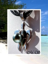 Silver Sea Collection / Collier Tortue Haapiti 4 Nacres de Tahiti / Pendentif Argent Rhodié 925 (3.60g) & Perle Ronde de Tahiti 8.95mm/B Reflets Verts / Cordons Noirs (photos non contractuelles)