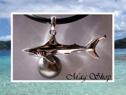 Fenua Collection / Collier Requin Haeretua / Pendentif Argent Rhodié 925 (3.80g) 3.5cm / Perle Ronde de Tahiti 9.70mm/D Gris / Cuir Noir (photos non contractuelles)