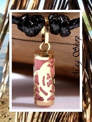 Collier Hakaiki Dauphin / Pendentif OR 750/1000 (0.36g) / Quartz Rose / Coton Noir (Photos Contractuelles)