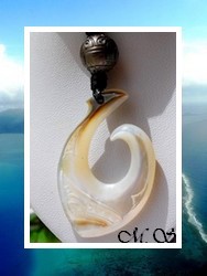 Moana Perles Collection / Collier Hameçon Ariitaimai / Nacre de Tahiti 5cm Reflets Blancs/Ocres & Perle Ronde Gravée de Tahiti 12.80mm/C+ Gris Foncés / Coton Noir (photos contractuelles)