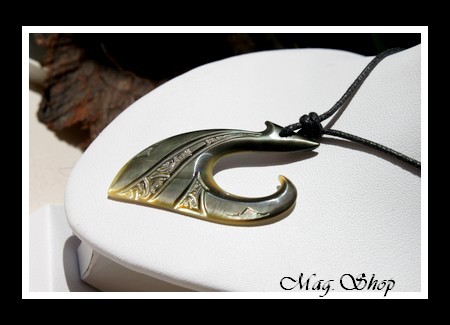 Hameçon Hereata Marquisien Collier Nacre de Tahiti Reflets Ocres Foncés MAG.SHOP