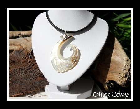 Hameçon Mataura Marquisien Collier Nacre de Tahiti Reflets Clairs H5cm MAG.SHOP
