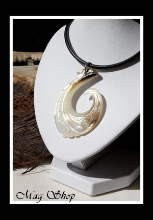 Hameçon Mataura Marquisien Collier Nacre de Tahiti Reflets Clairs H5cm MAG.SHOP