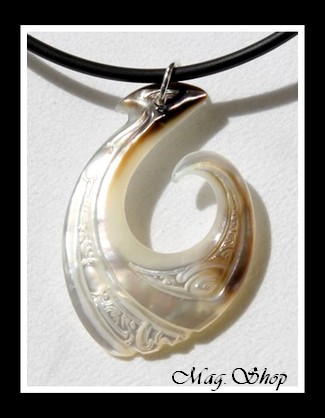 Hameçon Mataura Marquisien Collier Nacre de Tahiti Reflets Clairs H5cm MAG.SHOP