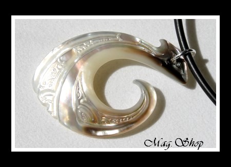 Hameçon Mataura Marquisien Collier Nacre de Tahiti Reflets Clairs H5cm MAG.SHOP