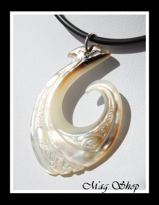 Hameçon Mataura Marquisien Collier Nacre de Tahiti Reflets Clairs H5cm MAG.SHOP