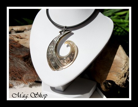 Hameçon Mataura Marquisien Collier Nacre de Tahiti Reflets Marrons H5cm MAG.SHOP