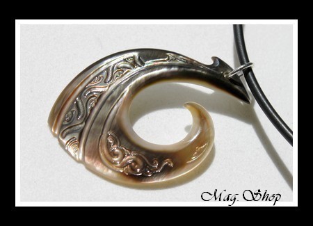 Hameçon Mataura Marquisien Collier Nacre de Tahiti Reflets Marrons H5cm MAG.SHOP