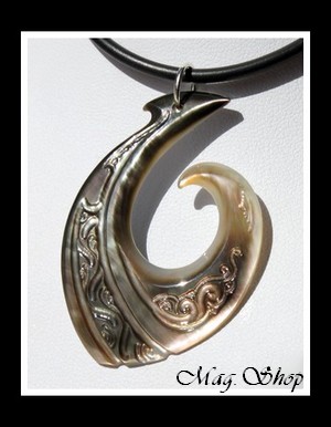 Hameçon Mataura Marquisien Collier Nacre de Tahiti Reflets Marrons H5cm MAG.SHOP