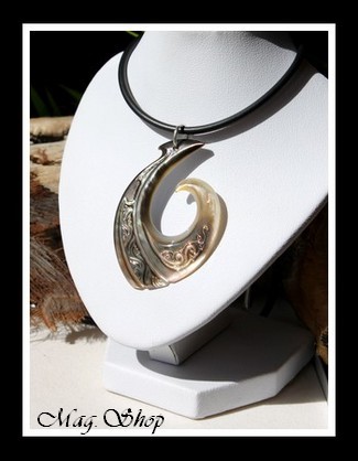 Hameçon Mataura Marquisien Collier Nacre de Tahiti Reflets Marrons H5cm MAG.SHOP