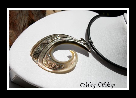 Hameçon Mataura Marquisien Collier Nacre de Tahiti Reflets Marrons H5cm MAG.SHOP