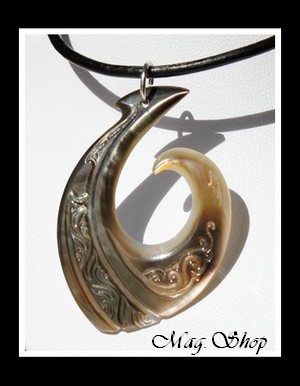 Hameçon Mataura Marquisien Collier Nacre de Tahiti Reflets Marrons H5cm MAG.SHOP