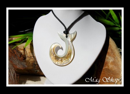 Hameçon Queue de Baleine Collier Nacre de Tahiti H4cm Reflets Blancs-Ocres MAG.SHOP
