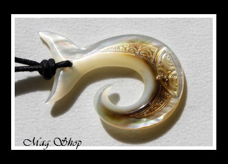Hameçon Queue de Baleine Collier Nacre de Tahiti H4cm Reflets Blancs-Ocres MAG.SHOP