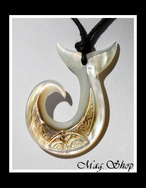 Hameçon Queue de Baleine Collier Nacre de Tahiti H4cm Reflets Blancs-Ocres MAG.SHOP