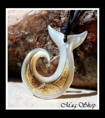 Hameçon Queue de Baleine Collier Nacre de Tahiti H4cm Reflets Blancs-Ocres MAG.SHOP