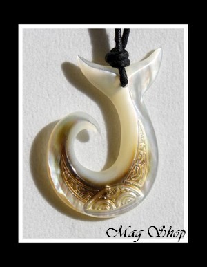 Hameçon Queue de Baleine Collier Nacre de Tahiti H4cm Reflets Blancs-Ocres MAG.SHOP