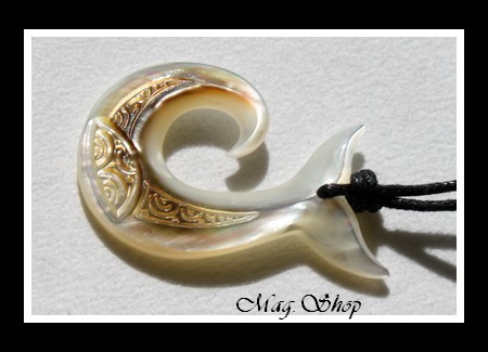 Hameçon Queue de Baleine Collier Nacre de Tahiti H4cm Reflets Blancs-Ocres MAG.SHOP