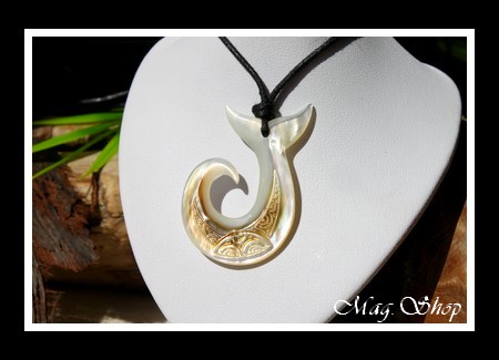 Hameçon Queue de Baleine Collier Nacre de Tahiti H4cm Reflets Blancs-Ocres MAG.SHOP
