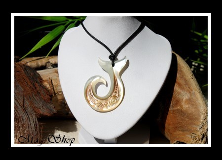 Hameçon Queue de Baleine Marquisienne Vagues Collier Nacre de Tahiti H4cm MAG.SHOP
