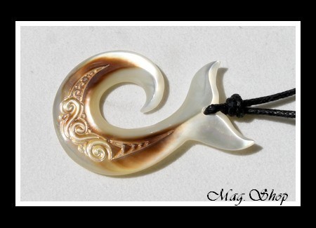 Hameçon Queue de Baleine Marquisienne Vagues Collier Nacre de Tahiti H4cm MAG.SHOP