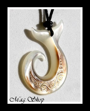 Hameçon Queue de Baleine Marquisienne Vagues Collier Nacre de Tahiti H4cm MAG.SHOP