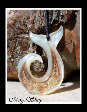 Hameçon Queue de Baleine Marquisienne Vagues Collier Nacre de Tahiti H4cm MAG.SHOP