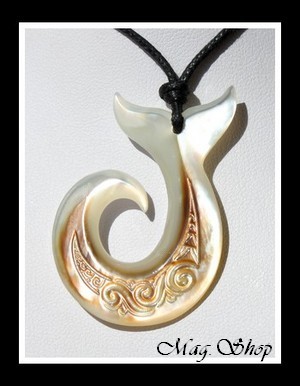 Hameçon Queue de Baleine Marquisienne Vagues Collier Nacre de Tahiti H4cm MAG.SHOP