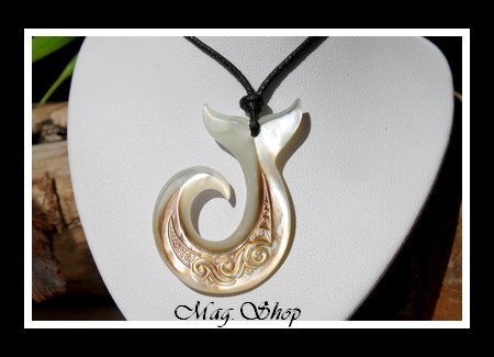 Hameçon Queue de Baleine Marquisienne Vagues Collier Nacre de Tahiti H4cm MAG.SHOP