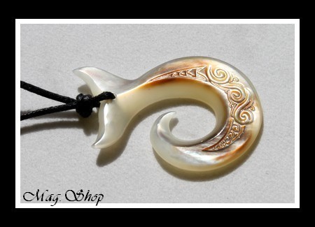 Hameçon Queue de Baleine Marquisienne Vagues Collier Nacre de Tahiti H4cm MAG.SHOP