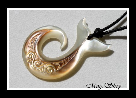 Hameçon Queue de Baleine Marquisienne Vagues Collier Nacre de Tahiti H4cm MAG.SHOP