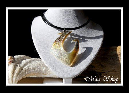 Hameçon Teano Tiki Marquisien Vagues Collier Nacre de Tahiti MAG.SHOP