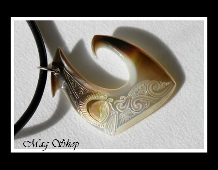 Hameçon Teano Tiki Marquisien Vagues Collier Nacre de Tahiti MAG.SHOP