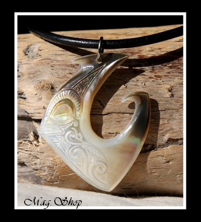 Hameçon Teano Tiki Marquisien Vagues Collier Nacre de Tahiti MAG.SHOP