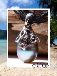Silver Sea Collection / Collier Hani / Pendentif H:2.3cm Argent Rhodié 925 (1.35g) & Perle Semi-Baroque de Tahiti 9.80mm/C Gris/Bleus / Cordons Couleur Noir (photos contratuelles)