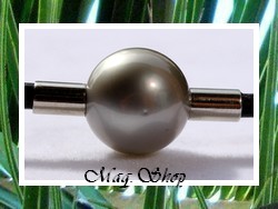 Collier Hao / Perle Ronde de Tahiti 12.15mm/D Gris/Crèmes Clairs / Taille 45cm Cuir Noir / Inox (photos contractuelles)