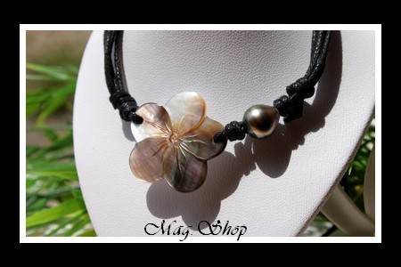 Hatuona Fleur de Hibiscus Collier Nacre Reflets Clairs-Marrons & Perle de Tahiti Reflets Gris-Ocres MAG.SHOP TAHITI