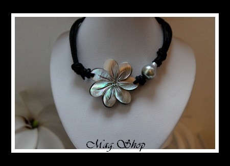 Hatuona Fleur de Tiaré Collier Nacre Reflets Gris Colorés & Perle de Tahiti Reflets Gris-Bleus MAG.SHOP