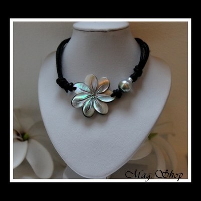 Hatuona Fleur de Tiaré Collier Nacre Reflets Gris Colorés & Perle de Tahiti Reflets Gris-Bleus MAG.SHOP