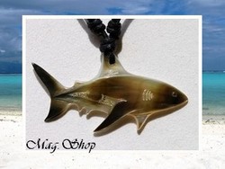 Moana Collection / Collie Requin Haupea Marquisien Nacre de Tahiti 6cm Reflets Ocres Clairs / Taille Réglable Coton Noir (photos non contractuelles)