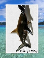 Moana Collection / Collier Requin Haupea Marquisien Nacre de Tahiti 6cm Reflets Ocres Foncés / Taille Réglable Coton Noir (photos non contractuelles)